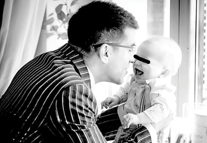 
    Fiul lui Florin Călinescu, Petru, alături de micuțul Dominic  