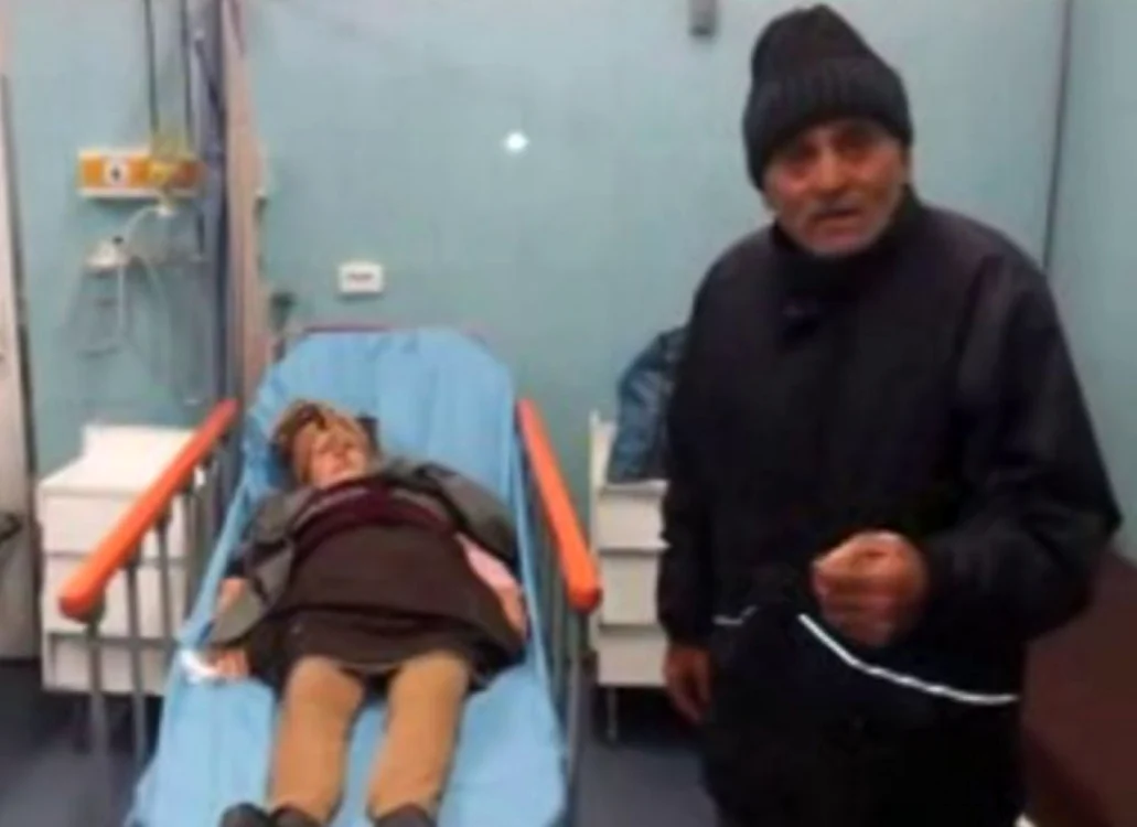 Pacienta, pe patul de spital, alături de soţul ei FOTO botosaninecenzurat.ro