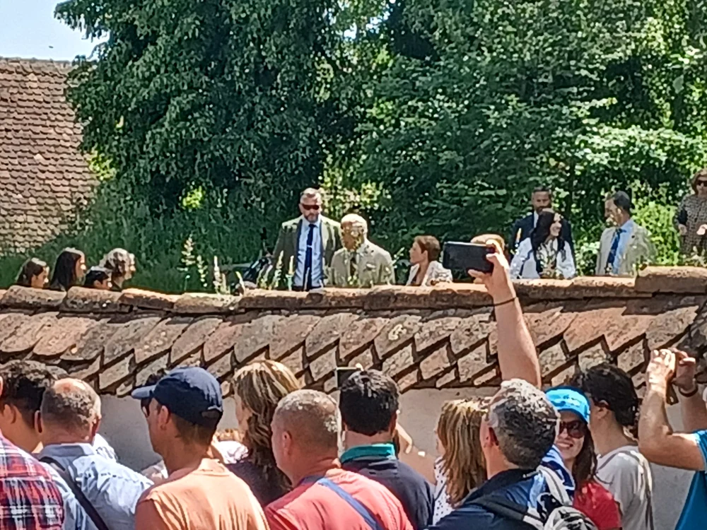 Regele Charles, la ieșirea din Biserica fortificată din Viscri