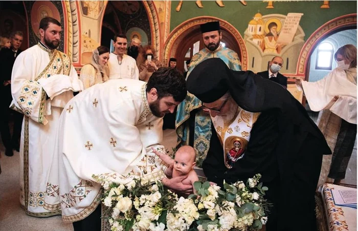 
    ÎPS Calinic a botezat-o, fără s-o scufunde, pe fetiţa principelui Nicolae şi a Alinei Binder Foto: David Niviere   