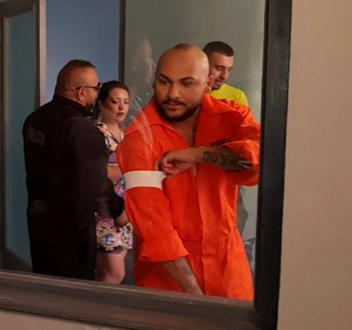 În videoclip, Dani este arestat, aşa cum ar putea fi şi în viaţa reală