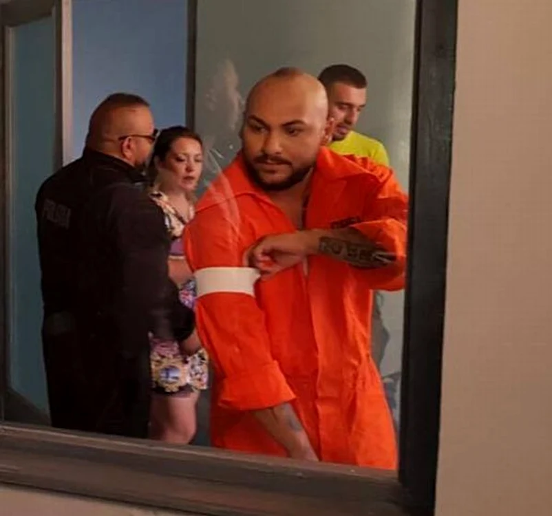 În videoclip, Dani este arestat, aşa cum ar putea fi şi în viaţa reală