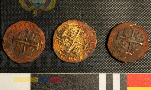 Trei monede recuperate de pe epava legendarului galion San José (© Dirección General Marítima)
