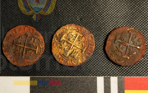 Trei monede recuperate de pe epava legendarului galion San José (© Dirección General Marítima)