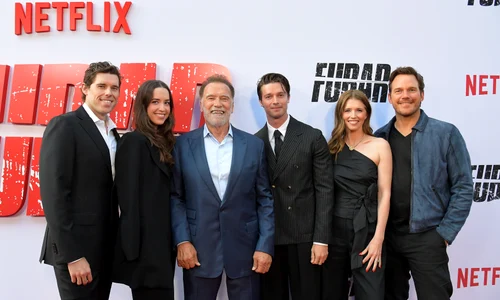 De la stânga, Christopher, Christina, Arnold, Patrick, Katherine Schwarzenegger și Chris Pratt la premiera Fubar, GettyImages 2219722951 jpg
