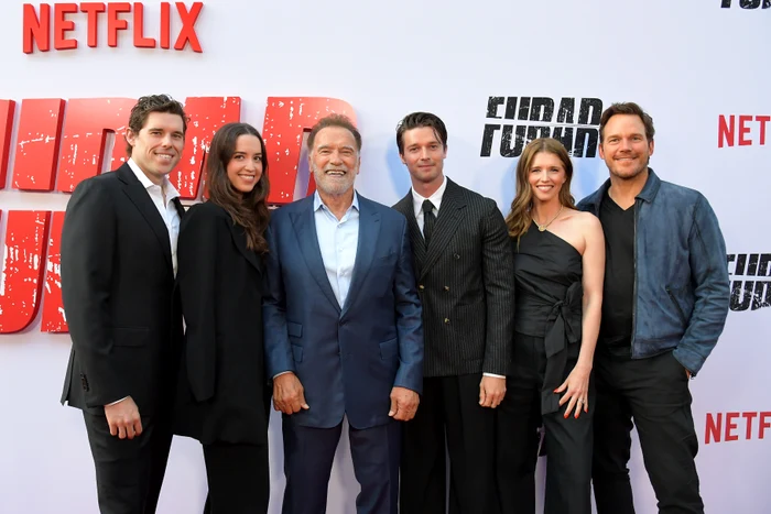 De la stânga, Christopher, Christina, Arnold, Patrick, Katherine Schwarzenegger și Chris Pratt la premiera Fubar, GettyImages 2219722951 jpg