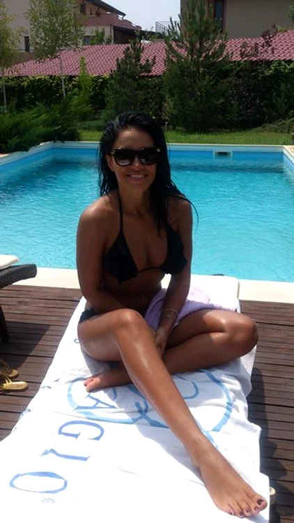 Adelina Pestritu, la piscina (Foto: Facebook)