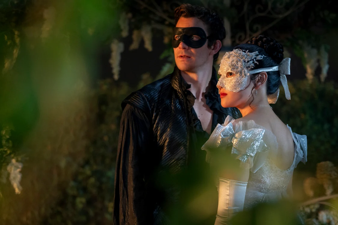 Cuplul sezonului, Luke Thompson (Benedict Bridgerton), Yerin Ha (Sophie Baek). FOTO: Netflix