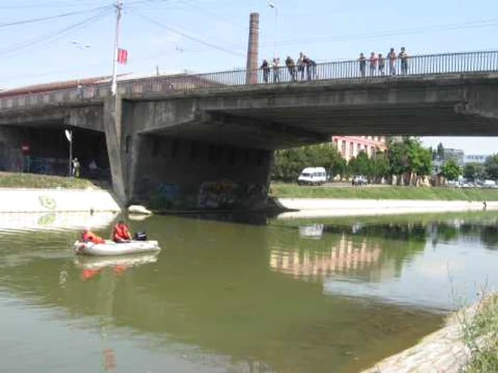 Cei de la ISU Banat caută corpul copilului în Bega