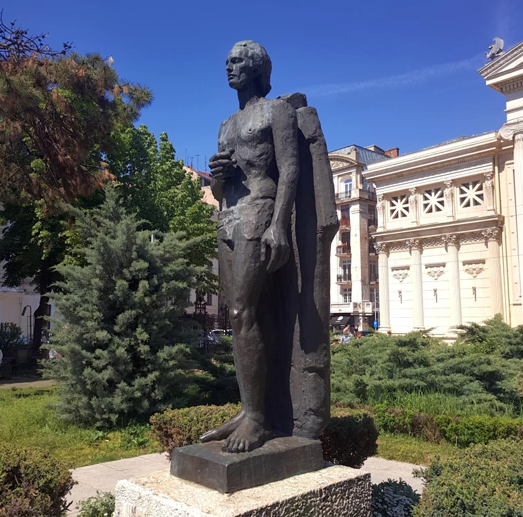 statuie Mihai Eminescu 2 jpg jpeg