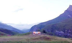 Noaptea, camera e luminată cu ajutorul veiozelor jpeg