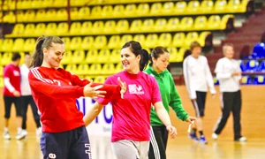 După succesul cu Györ, Adina află că va avea  gemene, iar colegele o  tachinează pe această temă jpeg