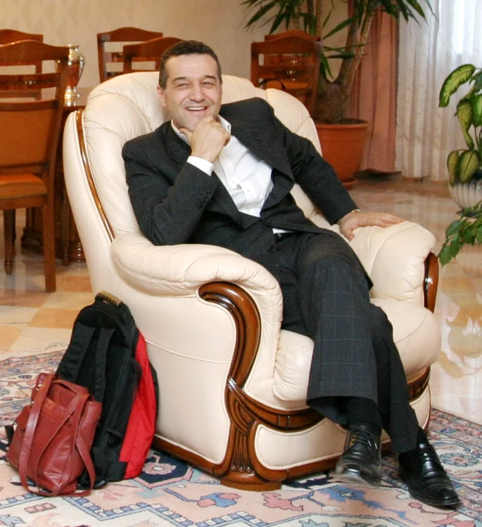 În living la Gigi Becali