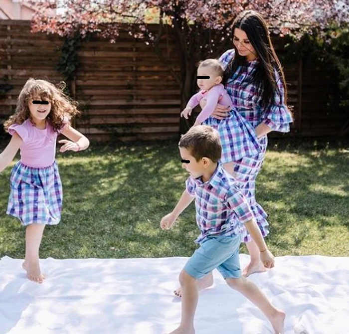 Elena Băsescu, asortată cu micuții ei