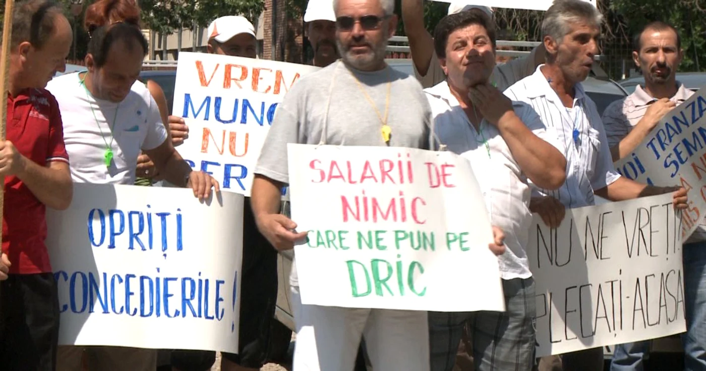 Toţi cei disponibilizaţi sunt aşteptaţi să se înscrie în baza de date a AJOFM Dâmboviţa pentru a beneficia de servicii de medierea muncii, consiliere, formare profesională ori consiliere pentru activităţi independente