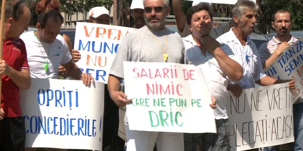 Angajaţii Mechel protestează împotriva concedierilor colective