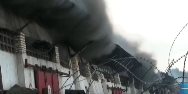 Incendiu la un depozit al Comisiei Electorale Nationala din Republica Democrata Congo Captura YouTube