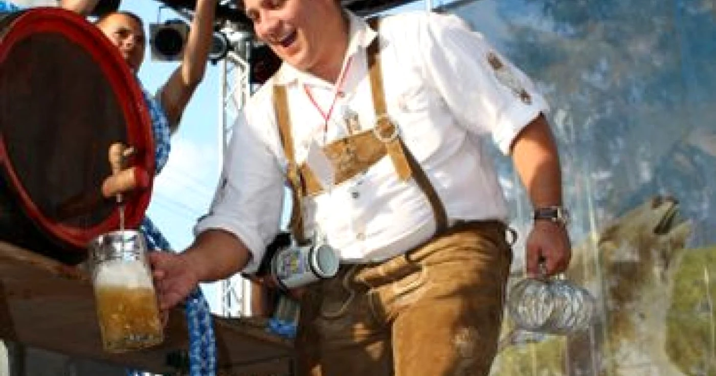 Braşov: Mii de oameni petrec noaptea în centrul Braşovului, la „Micul Oktoberfest“