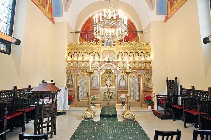 Biserica poate  găzdui 150  de enoriași