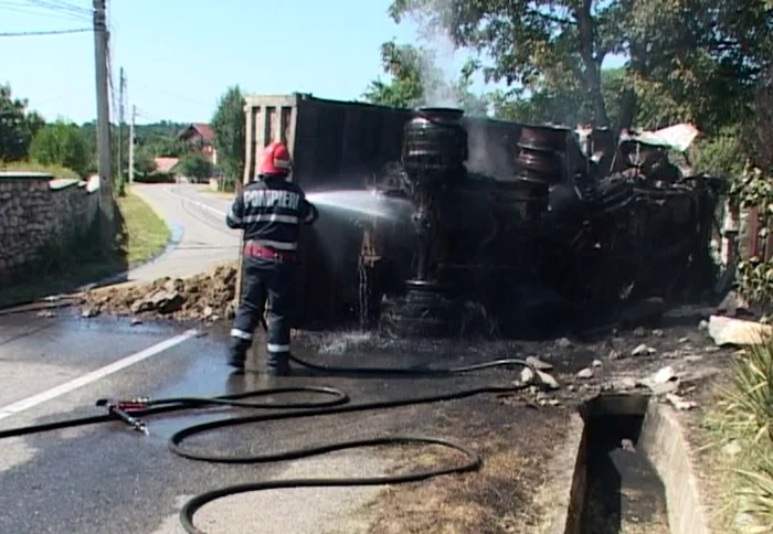 Pompierii au intervenit să stingă incendiul izbucnit la autocamion                                           FOTO: Gorj TV