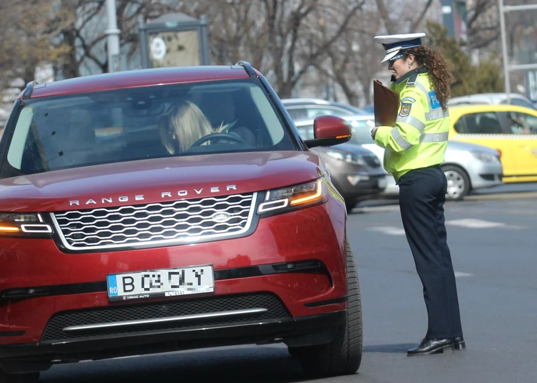 
    Delia a fost trasă pe dreapta pentru că a încălcat regulile de circulaţiefoto: Blitz  