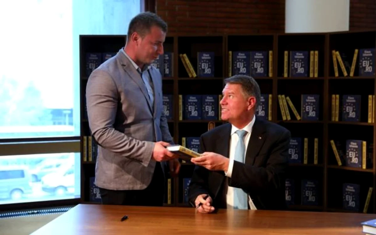La lansarea cărții lui Klaus Iohannis a fost și poliţistul Marian Godină, căruia preşedintele i-a urat „succes“FOTO: adevarul.ro