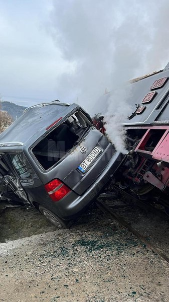 Mocănița de la Moldovița, implicată într-un accident violent cu un autoturism - FOTO/VIDEO