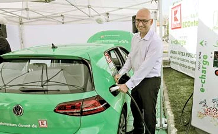 Alex Pădureanu, reprezentantul unei asociaţii, tocmai a primit o maşină electrică Foto: Dorin Constanda