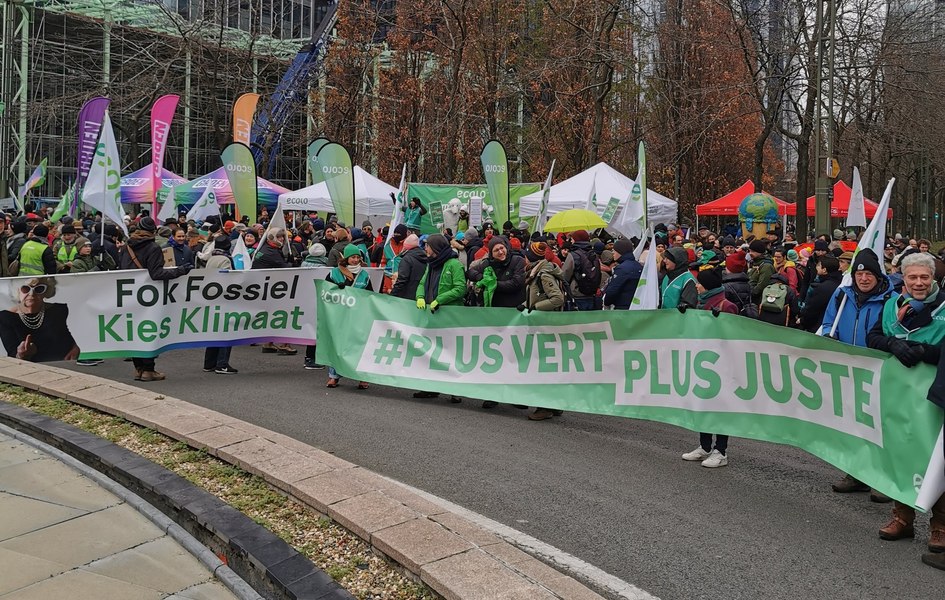 Circa 20.000 de persoane au mărşăluit la Bruxelles pentru a cere măsuri împotriva schimbărilor climatice VIDEO
