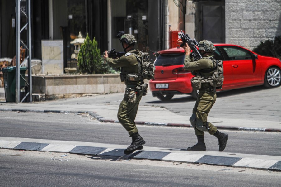Soldații israelieni au reținut zeci de bărbați în Gaza. I-au obligat să se dezbrace și să îngenuncheze