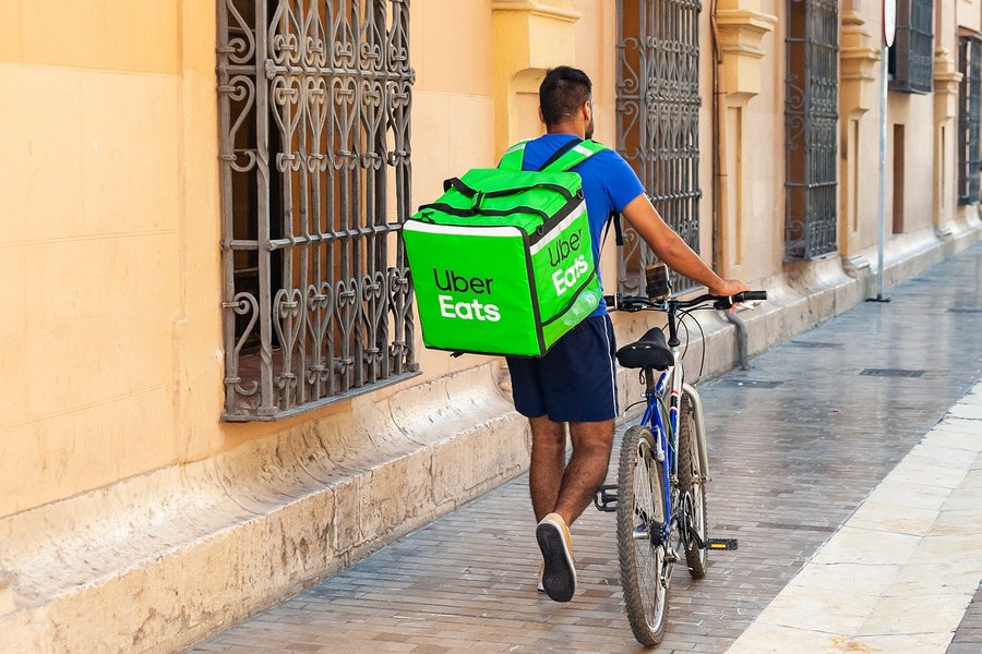 UE reglementează activitățile celor care lucrează pentru platforme de food delivery