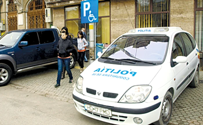 Poliţiştii comunitari cu "handicap" au parcat in Piaţa Unirii. Foto: D. Guţă
