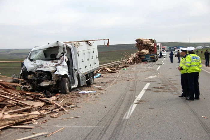 Un om a murit şi un altul a fost grav rănit în această dimineaţă în urma unui accident din apropiere de comuna Stroieşti.                   Foto; Sandrinio Neagu