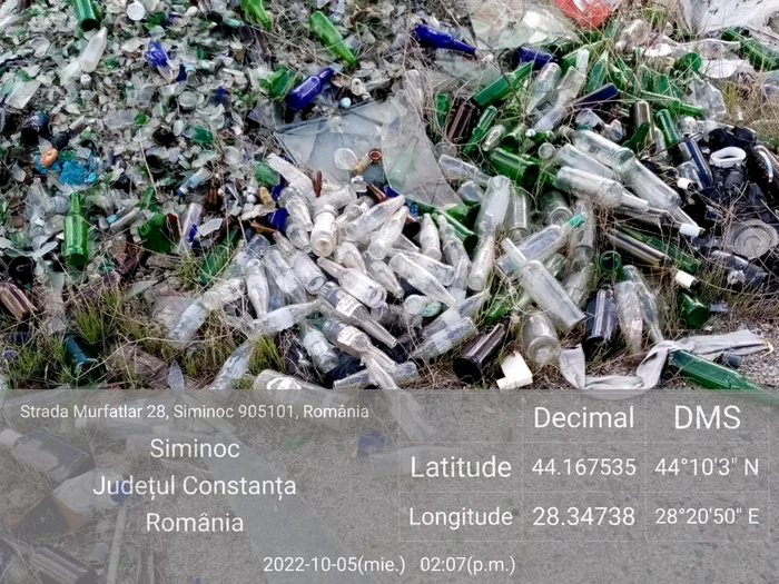 Deseurile au fost abandonate pe un câmp FOTO: Garda de Mediu Constanța