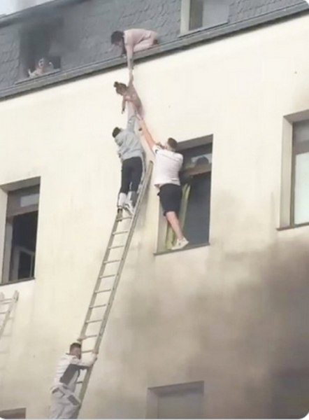 Imagini uluitoare cu salvarea in extremis a unui copil după ce un sirian supărat că l-a părăsit soția a incendiat două blocuri