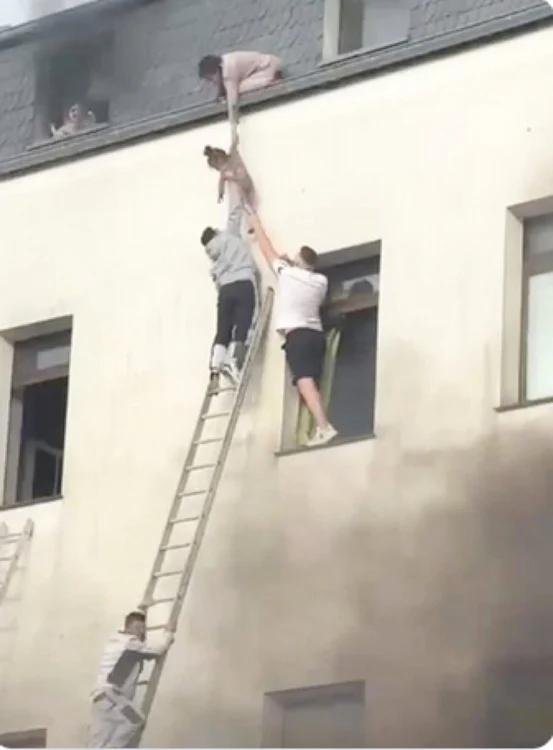Copilul a fost coborât în siguranţă. Foto X