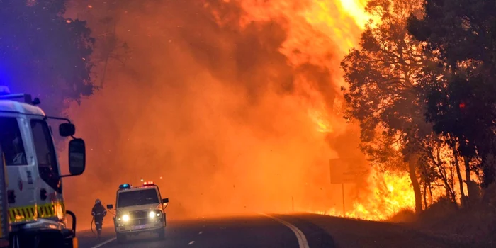 Incendiu de pădure în apropiere de Yarloop, o comună de 500 de locuitori din sud-vestul Australiei FOTO AFP