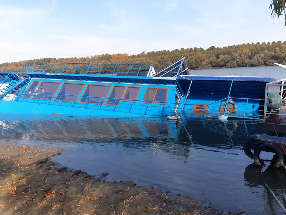 Pontonul s-a scufundat şi mai mult FOTO Martor