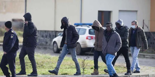 Mai mulţi migranţi au fost aduşi la sediul Poliţiei de Frontieră din localitatea Jimbolia. Poliţiştii de frontieră au prins un grup de 60 de bărbaţi ce treceau ilegal frontiera din Serbia în România. Foto Inquamphotos