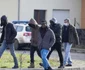 Mai mulţi migranţi au fost aduşi la sediul Poliţiei de Frontieră din localitatea Jimbolia. Poliţiştii de frontieră au prins un grup de 60 de bărbaţi ce treceau ilegal frontiera din Serbia în România. Foto Inquamphotos