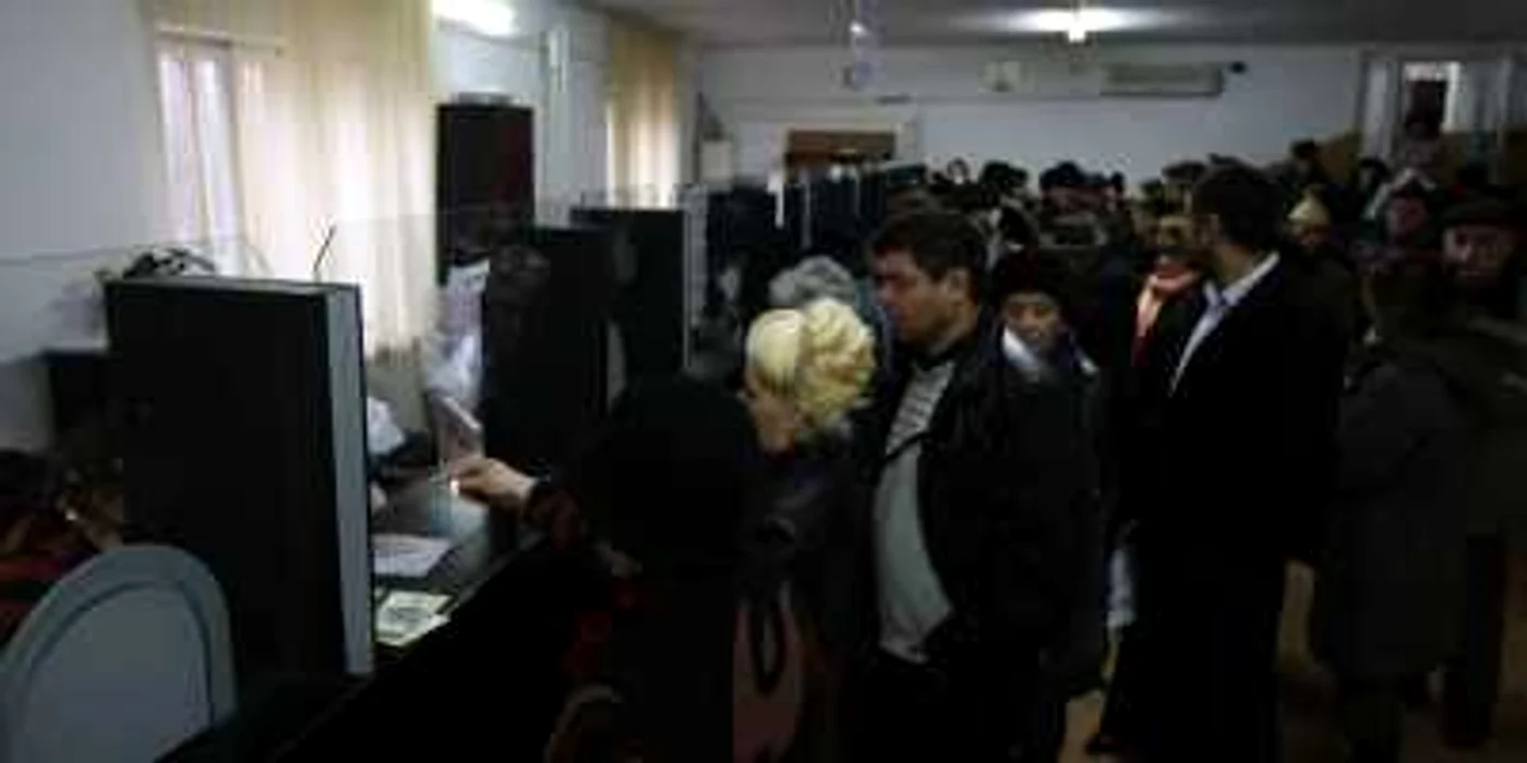 Ieşenii se îmbulzesc să-şi plătească obligaţiile