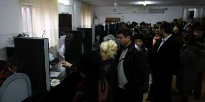 Ieşenii se îmbulzesc să-şi plătească obligaţiile
