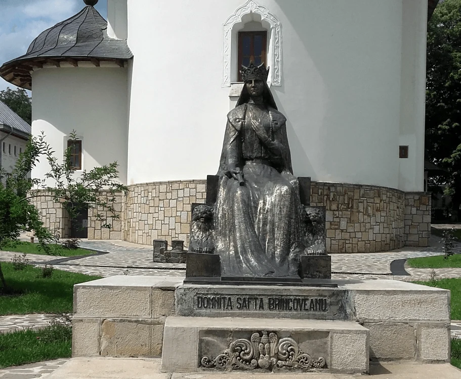 Statuia domniţei este opera lui Ion Jalea. FOTO: Monumenteneamt.ro 