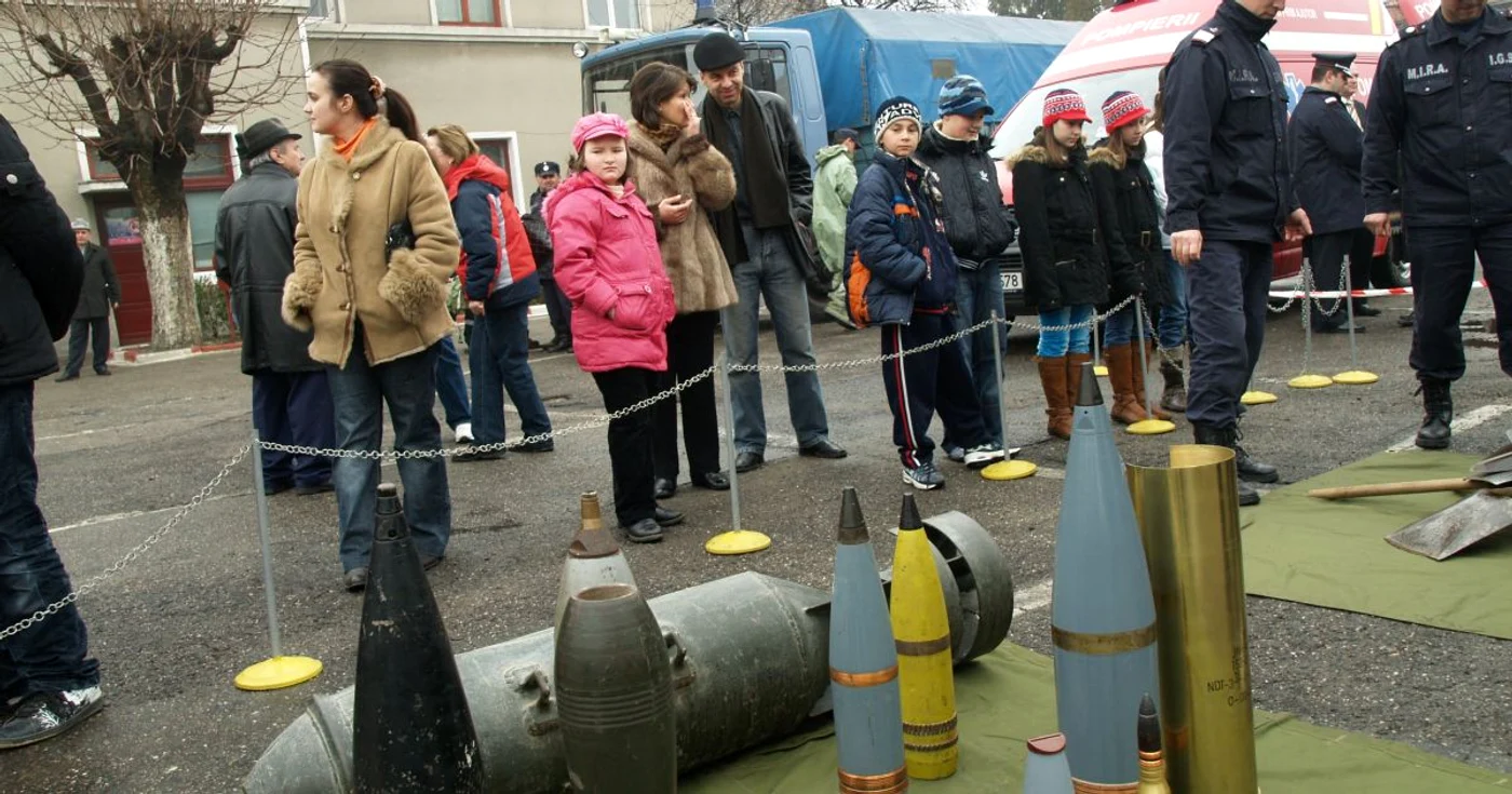 Copiii sunt foarte încântați de tehnicile și materialele de intervenție de la ISU. Foto Alex Policală