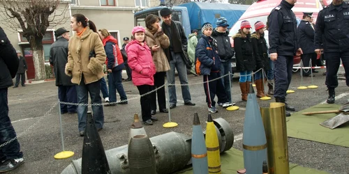 Copiii sunt foarte încântați de tehnicile și materialele de intervenție de la ISU. Foto Alex Policală