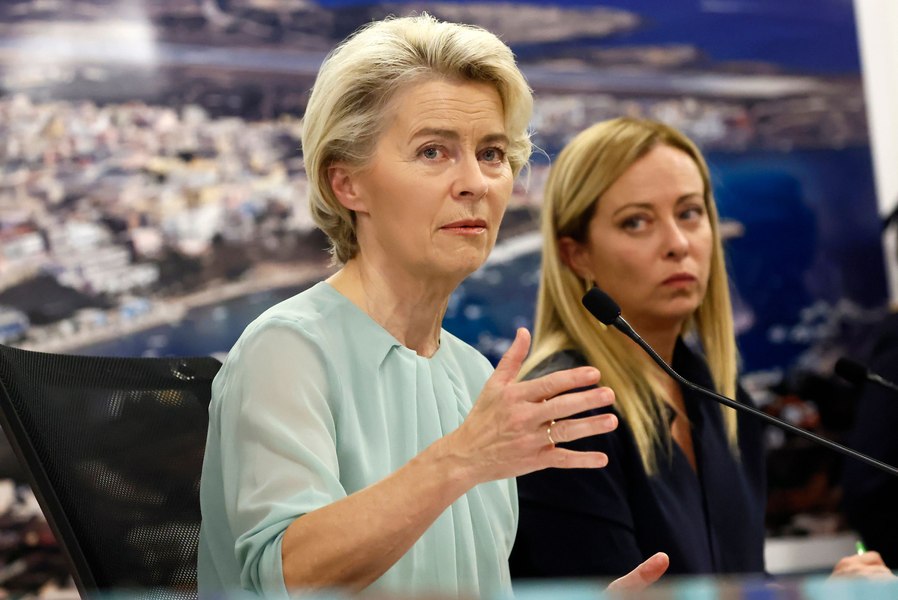 Cine îi poate opri pe populiști să facă jocurile la Bruxelles. Expert: „Ursula von der Leyen vrea alianță cu «fascista» Meloni”