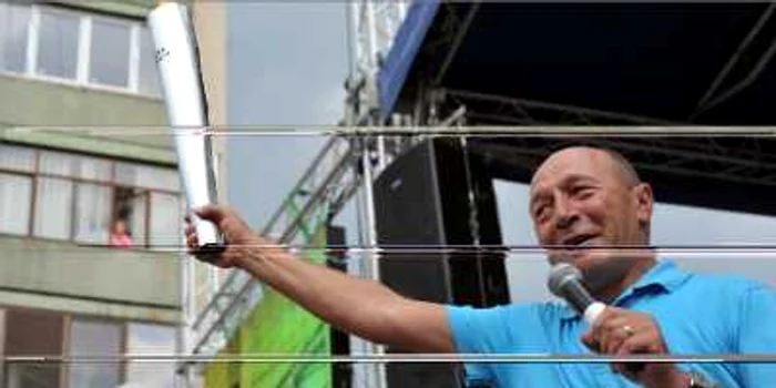 Flacăra Democraţiei a fost aprinsă de Traian Băsescu la Cluj Napoca, la începutul campaniei