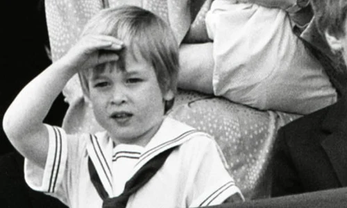 Harry, bebeluş, în braţele Dianei jpeg