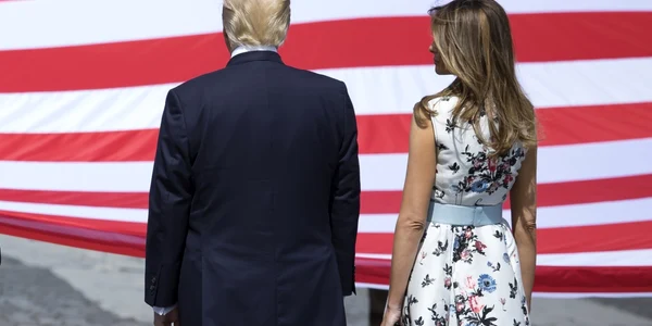 Preşedintele american Donald Trump şi soţia sa Melania trec pe lângă steagul SUA în timp ce participă la parada militară tradiţională parte a sărbătorilor de Ziua Bastiliei la Paris Franţa FOTO EPA / Ian Langsdon