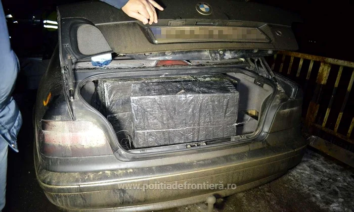 Maşina era plină cu ţigări de contrabndă